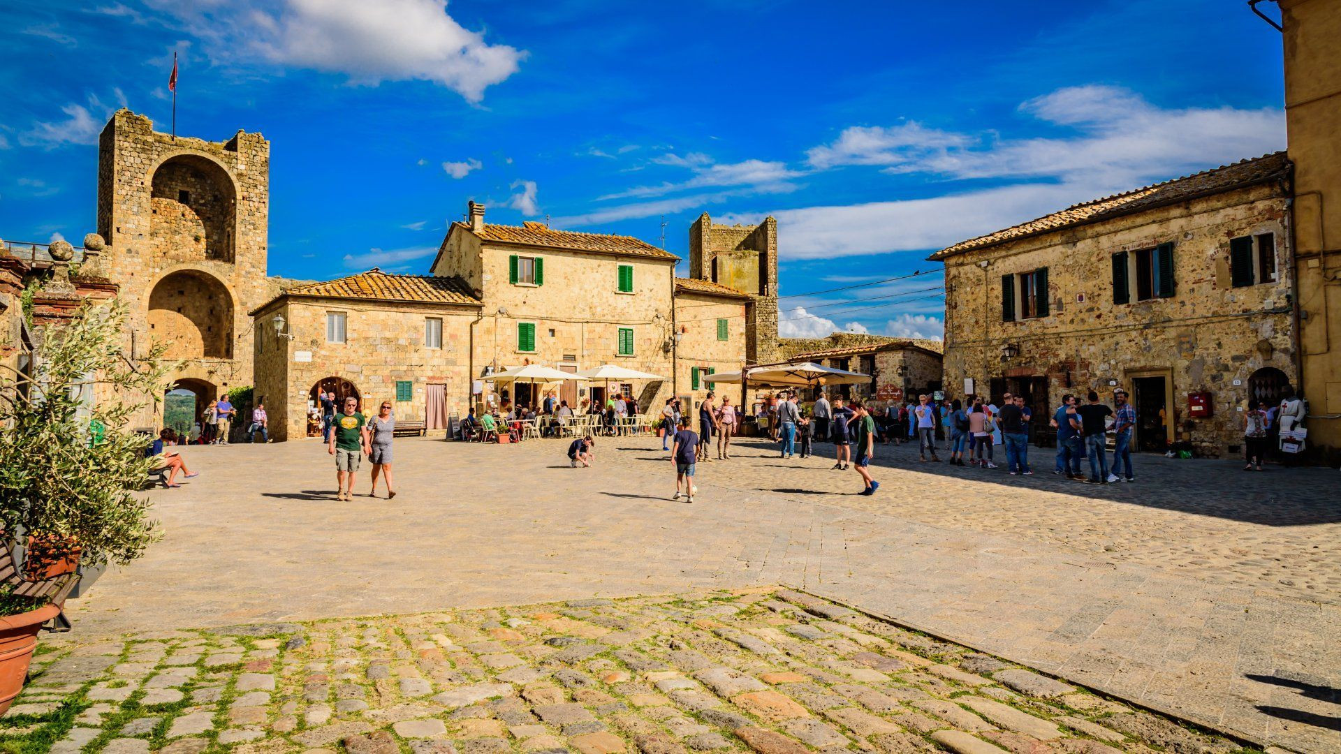 Place pavée du village médiéval de Monteriggioni - Toscane - Italie