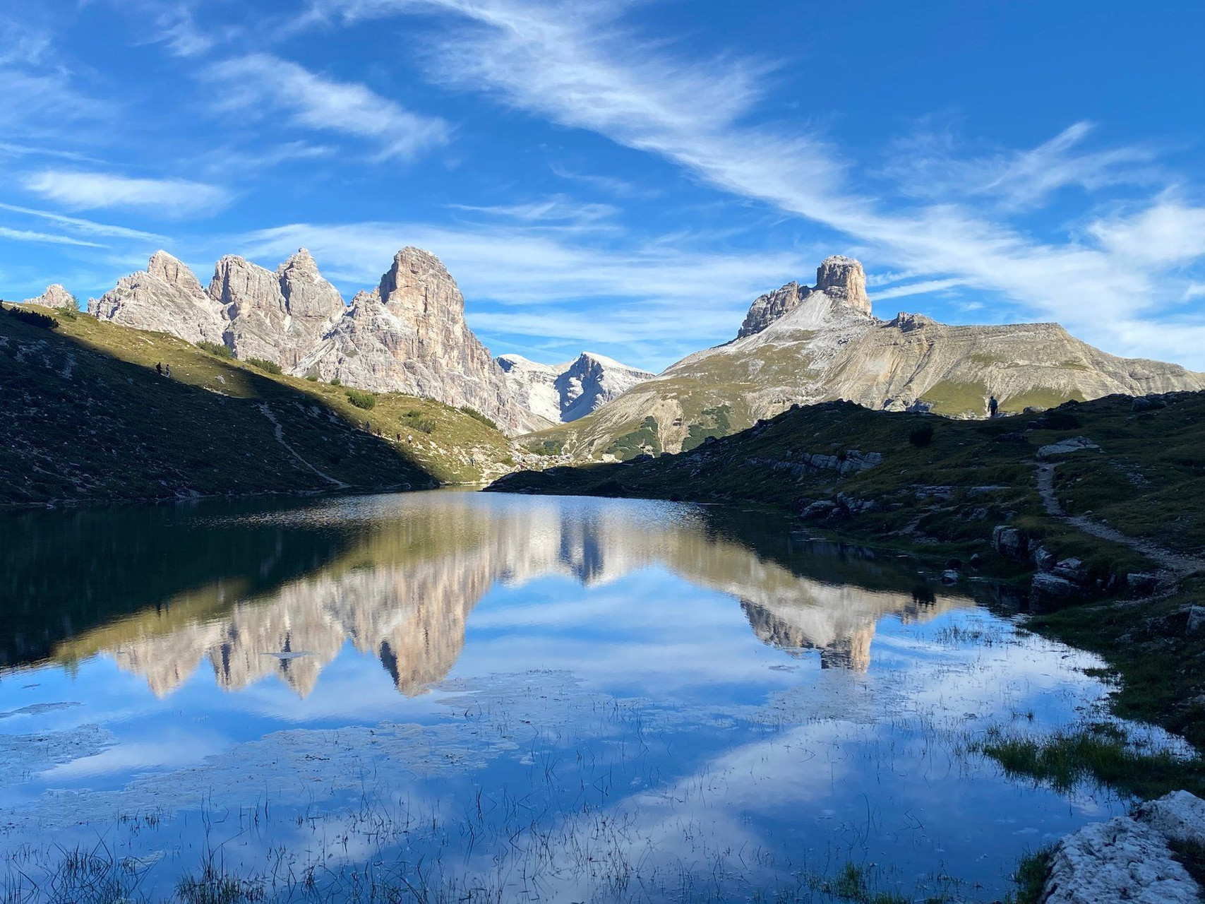 Lac de montagne reflétant les sommets près des Tre Cime - Dolomites - Italie