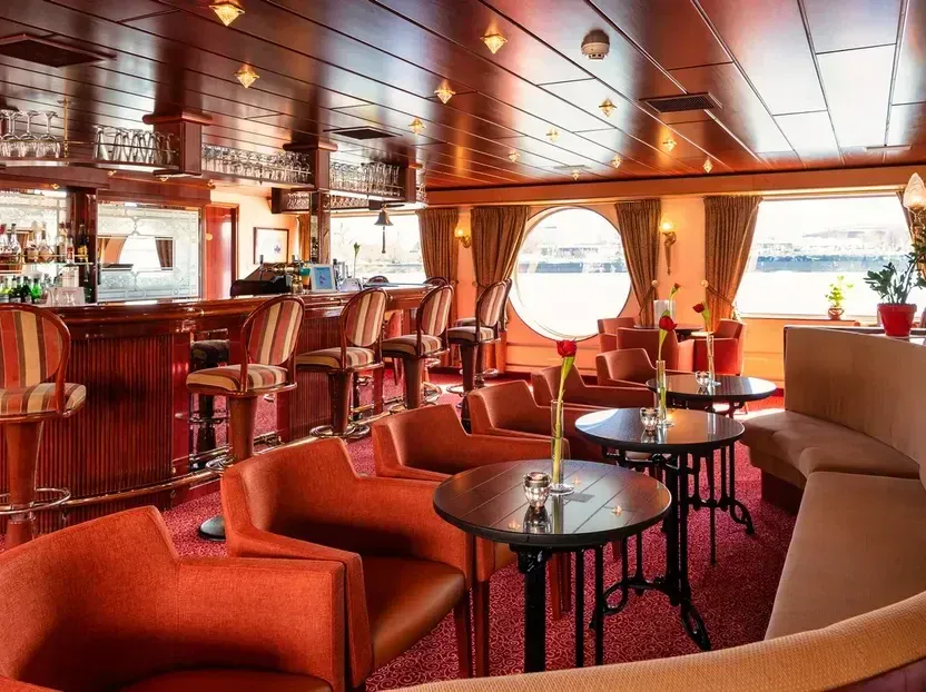 Lounge bar on the MS Switzerland