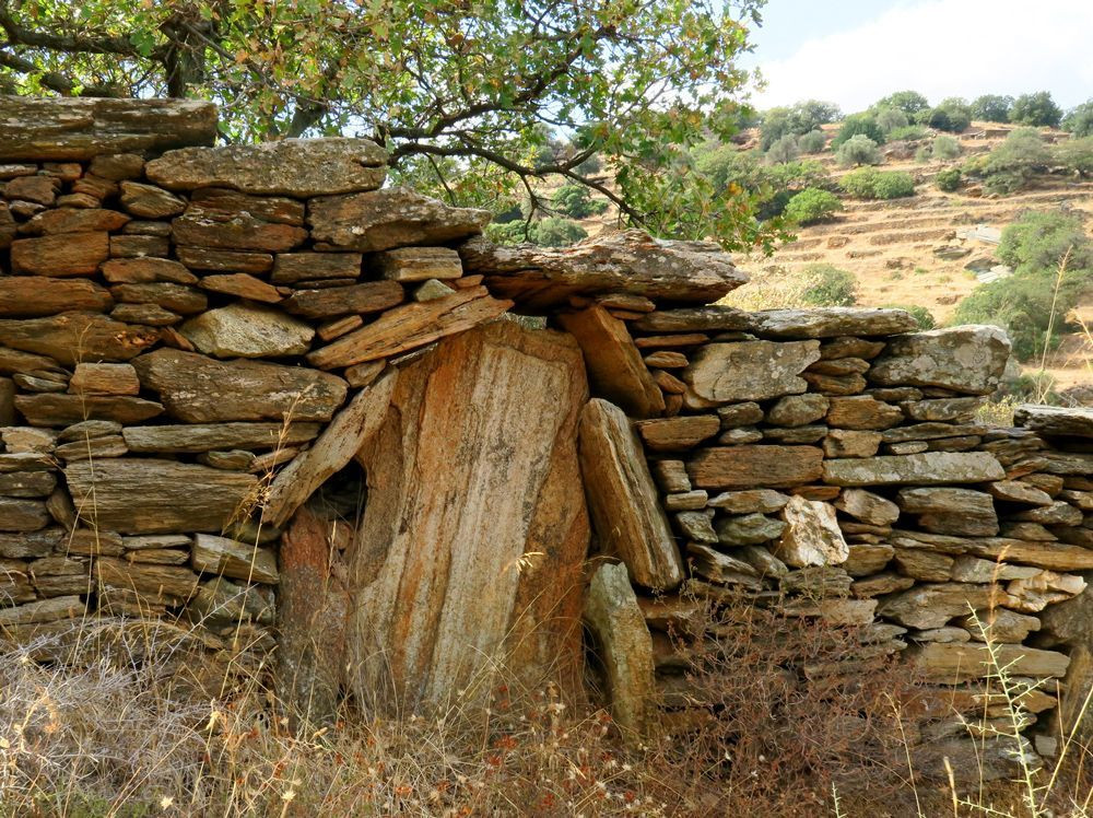 © François Ribard Low wall bordering the path on Andros island © François Ribard