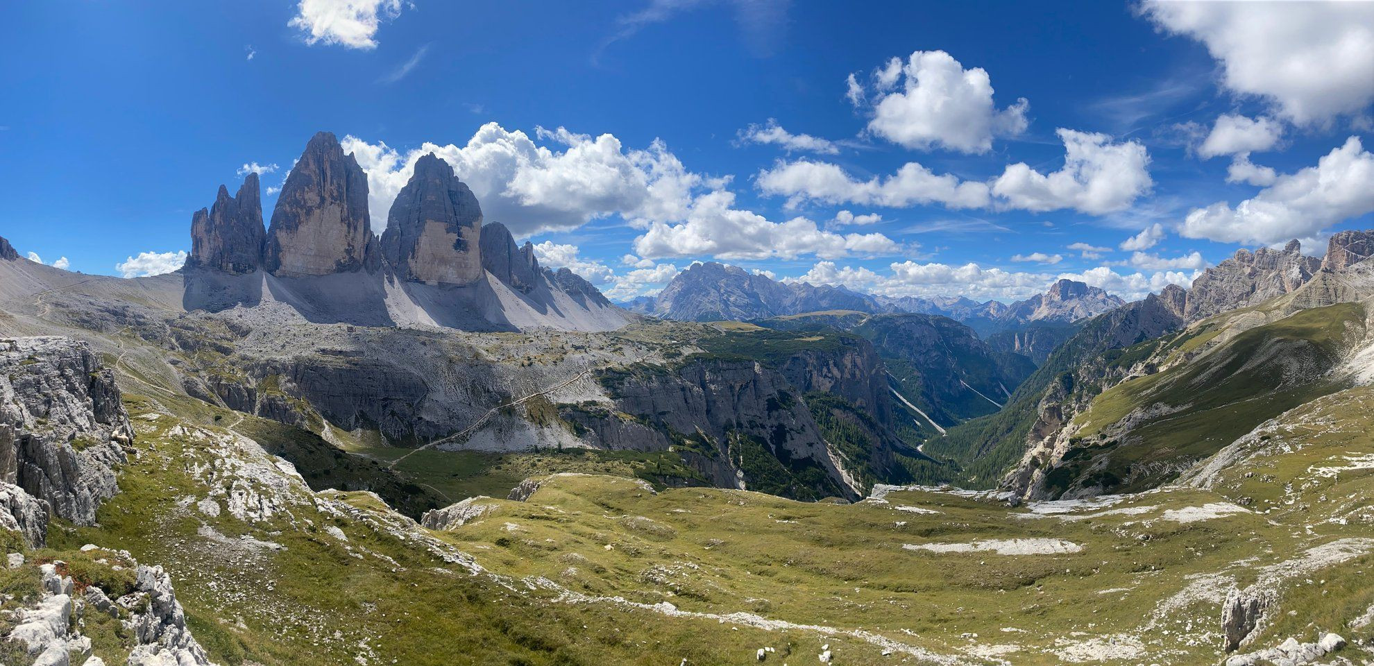 Panorama sur les Tre Cime di Lavaredo - Dolomites - Italie