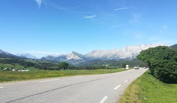 Panoramic views of the Dévoluy on the descent from the Col du Festre