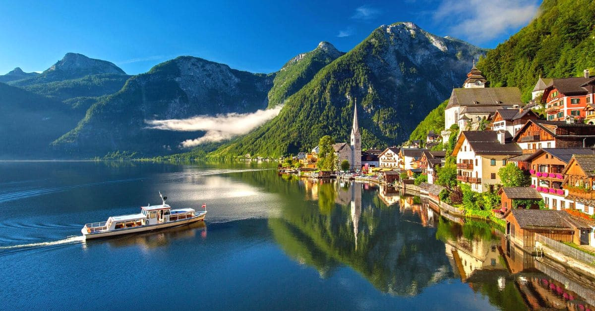 © Pixabay Panorama over Hallstatt village and lake - Austria