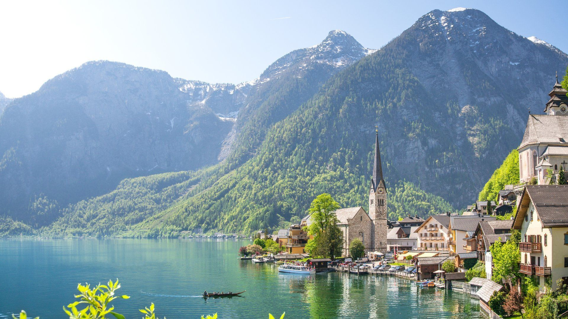 Panoramic view of Hallstatt and its lake - Salzkammergut - Austria