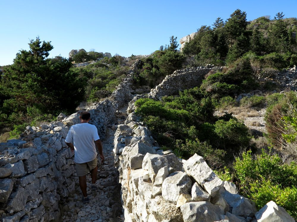 © François Ribard Path bordered by walls on Paxos © François Ribard