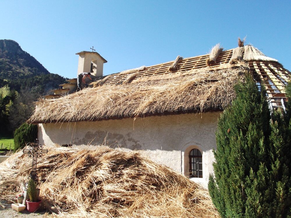 Laying the next bundles of straw @ Lionel Laurent