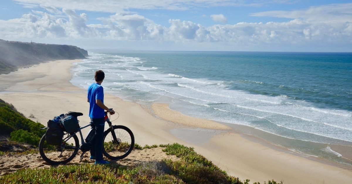 © Matthieu Offredi Cyclist overlooking Paredes da Vitória beach - Portugal