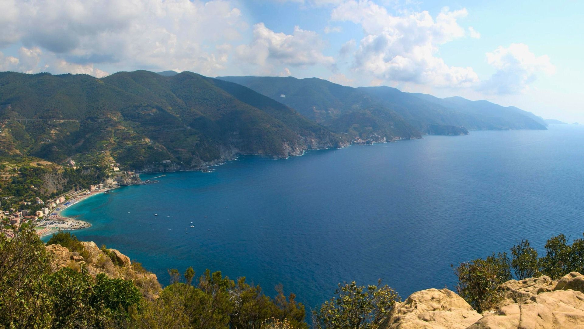Promontoire de la Punta Mesco surplombant Monterosso et la mer - Cinque Terre - Ligurie, Italie