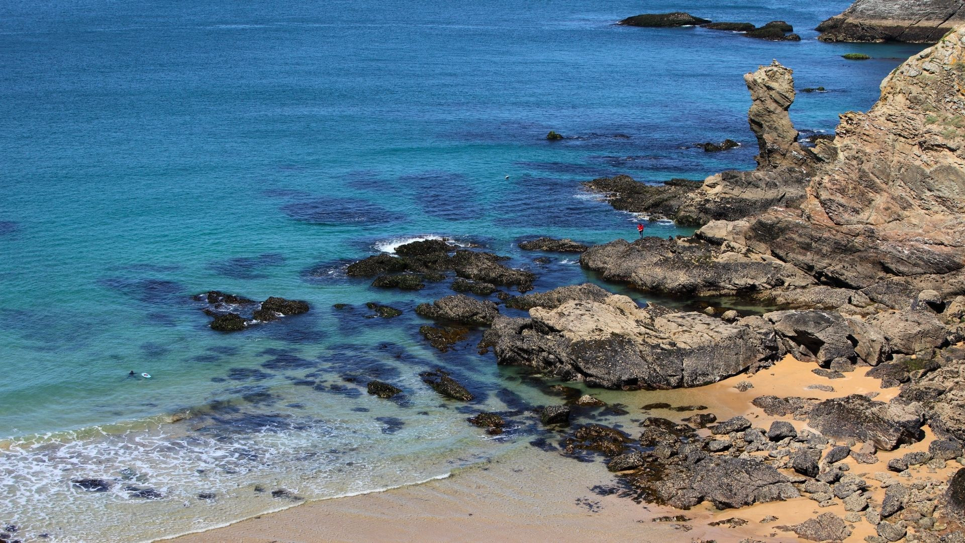 Rocky coastline and turquoise waters - Belle-Île-en-Mer - Brittany