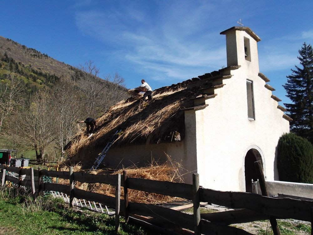 Removing the chapel's old roof @ Lionel Laurent