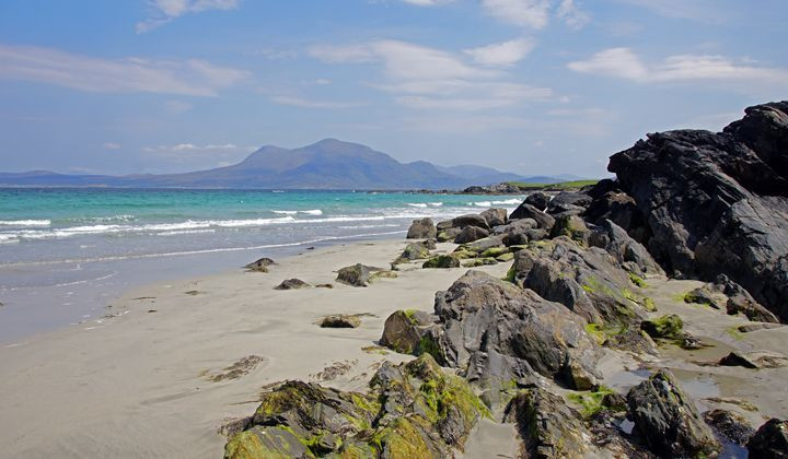 Sandy beach of Renvyle facing the mountains - Connemara - Ireland