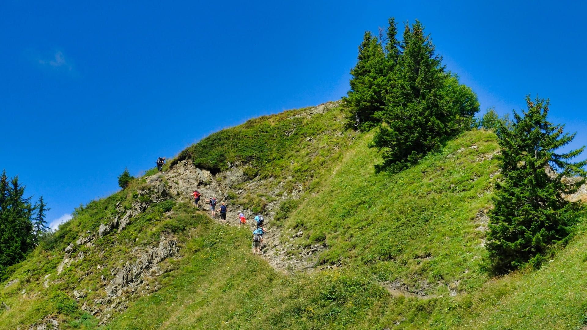 Randonneurs sur le sentier sous le col de l'Oulettaz - massif des Aravis - Alpes, France