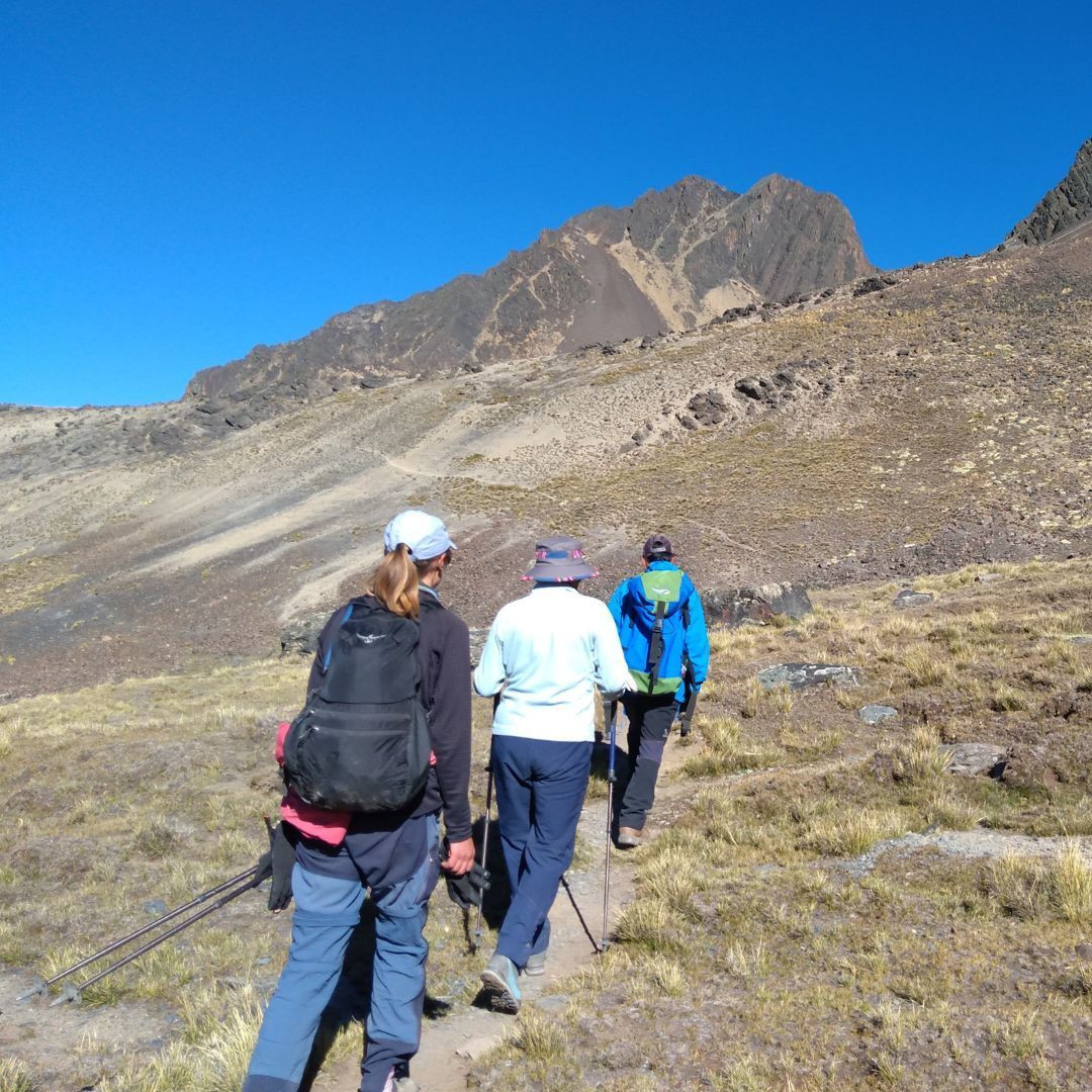 Following guides who hike only on paths they know, Bolivia © Guillaume Lorimier