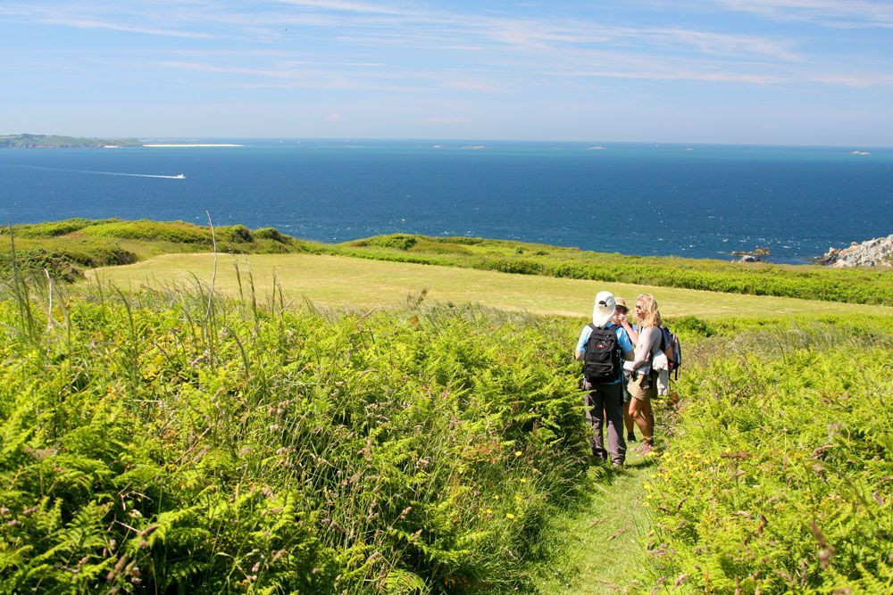 On Sark's paths, with Herm's Shell Beach in the background © François Ribard
