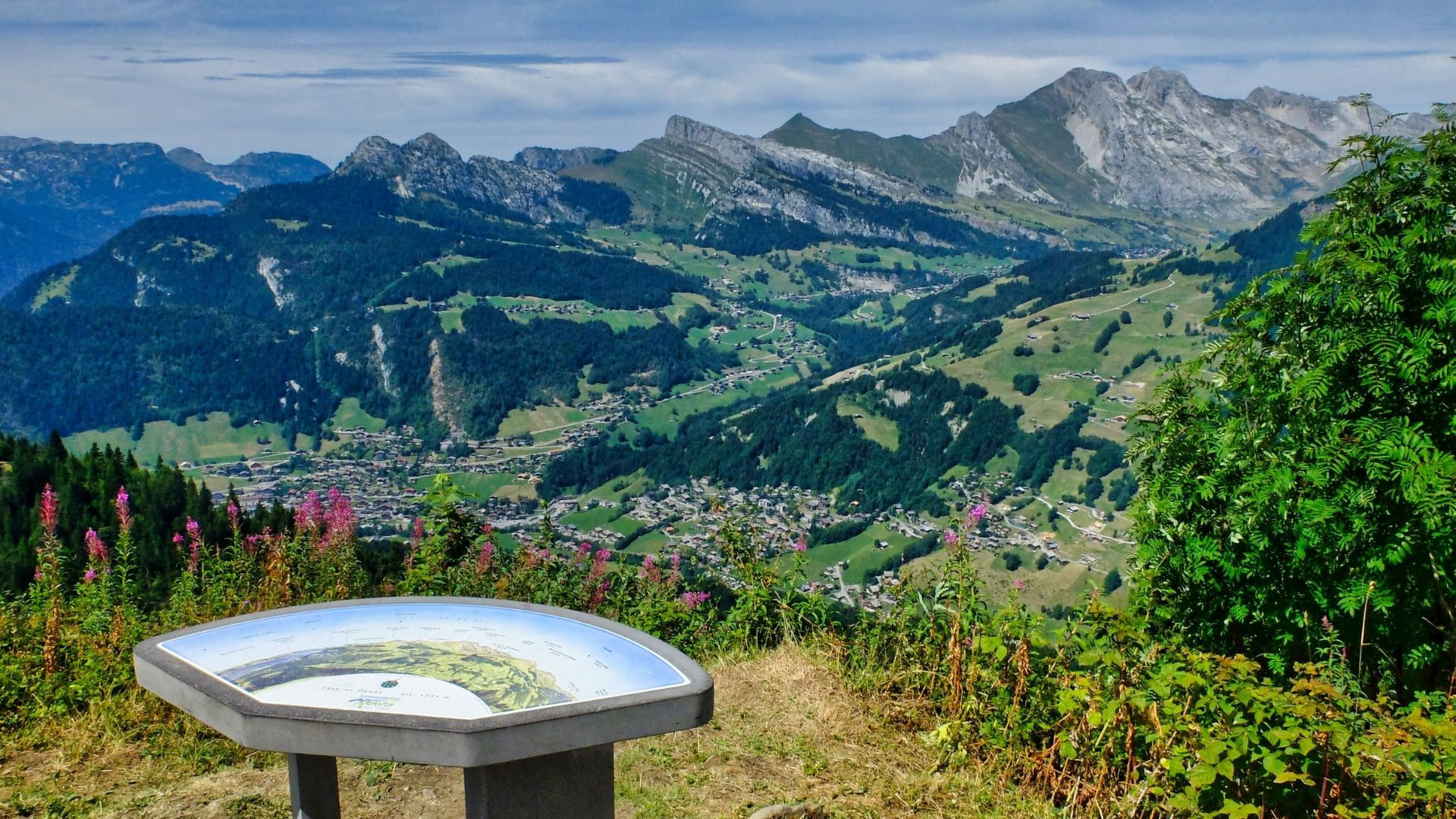 Table d'orientation de la Tête du Danay sur la vallée des Aravis - Alpes - France