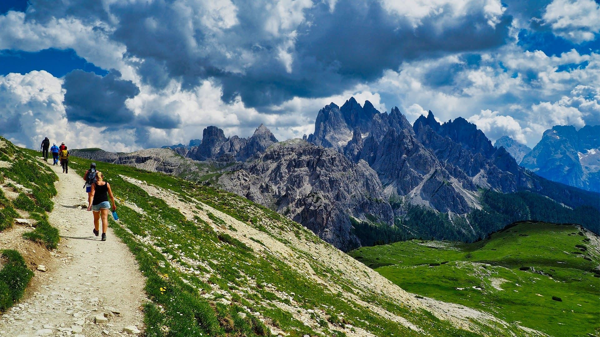 © Thomas Praire Randonneurs face aux Cadini di Misurina - Dolomites - Italie