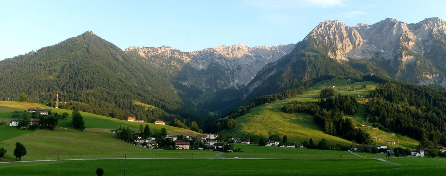 Massif du Kaisergebirge dominant une vallée verdoyante - Tyrol - Autriche