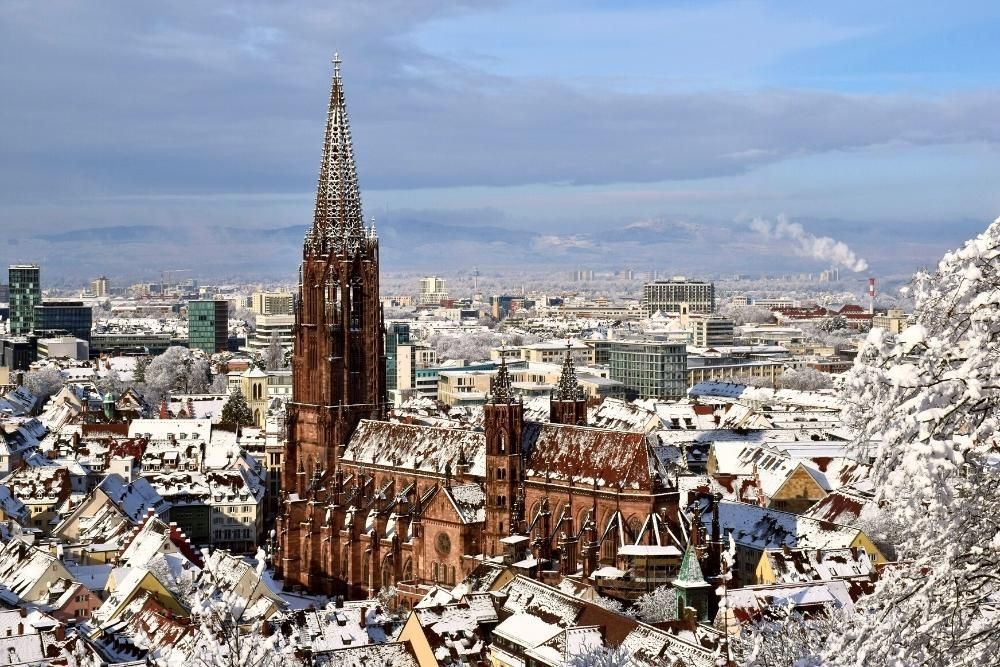 City of Freiburg-in-Brisgau in the Black Forest and its Freiburg Cathedral © Adobe Stock