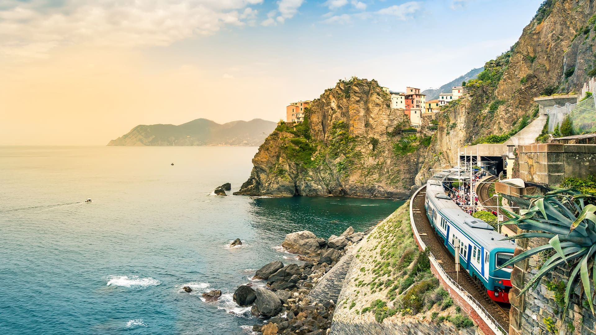 © Adobe Stock Train longeant la côte des Cinque Terre - Ligurie - Italie