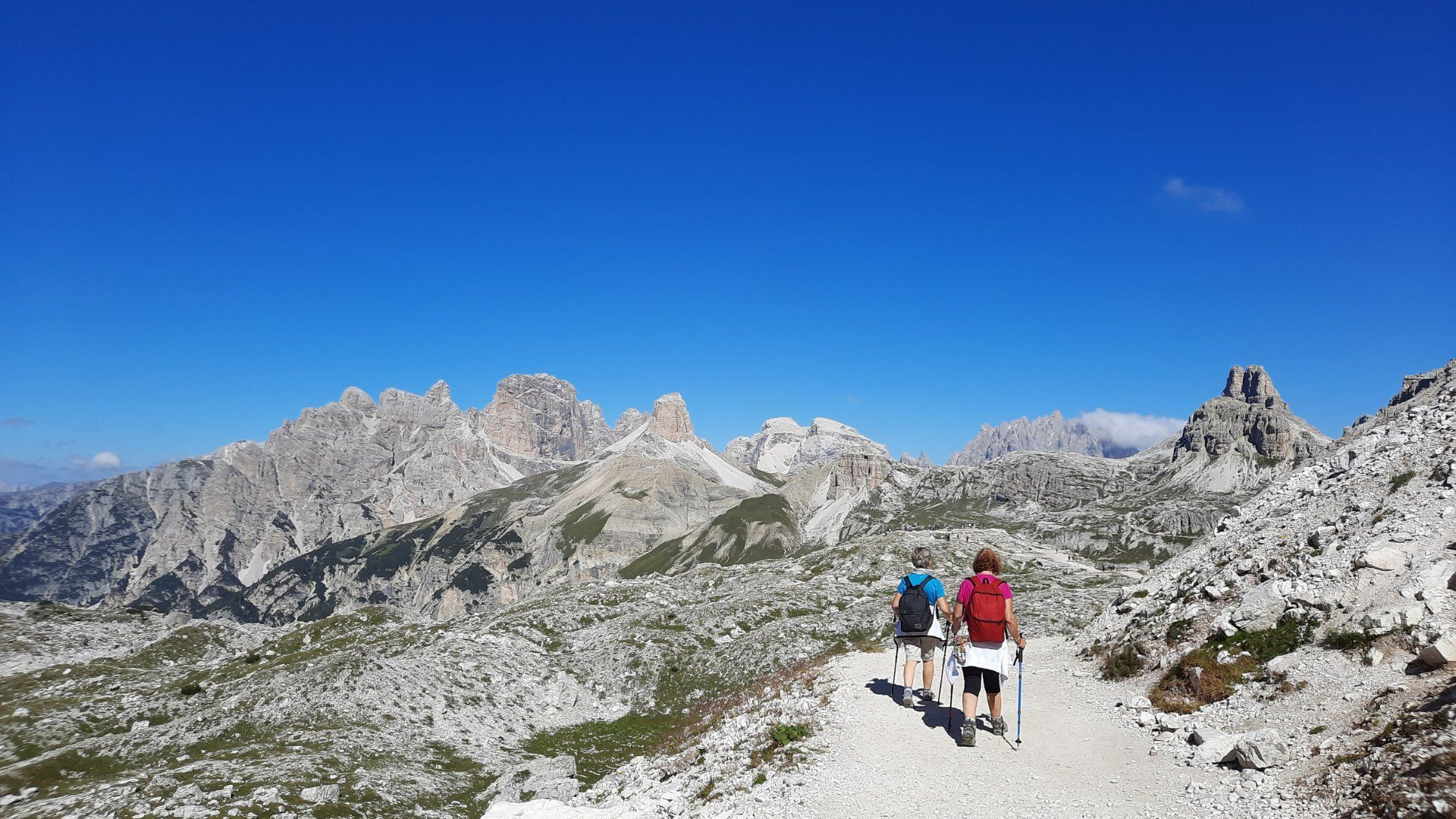 Randonneurs sur le sentier face aux Tre Cime di Lavaredo - Dolomites - Italie