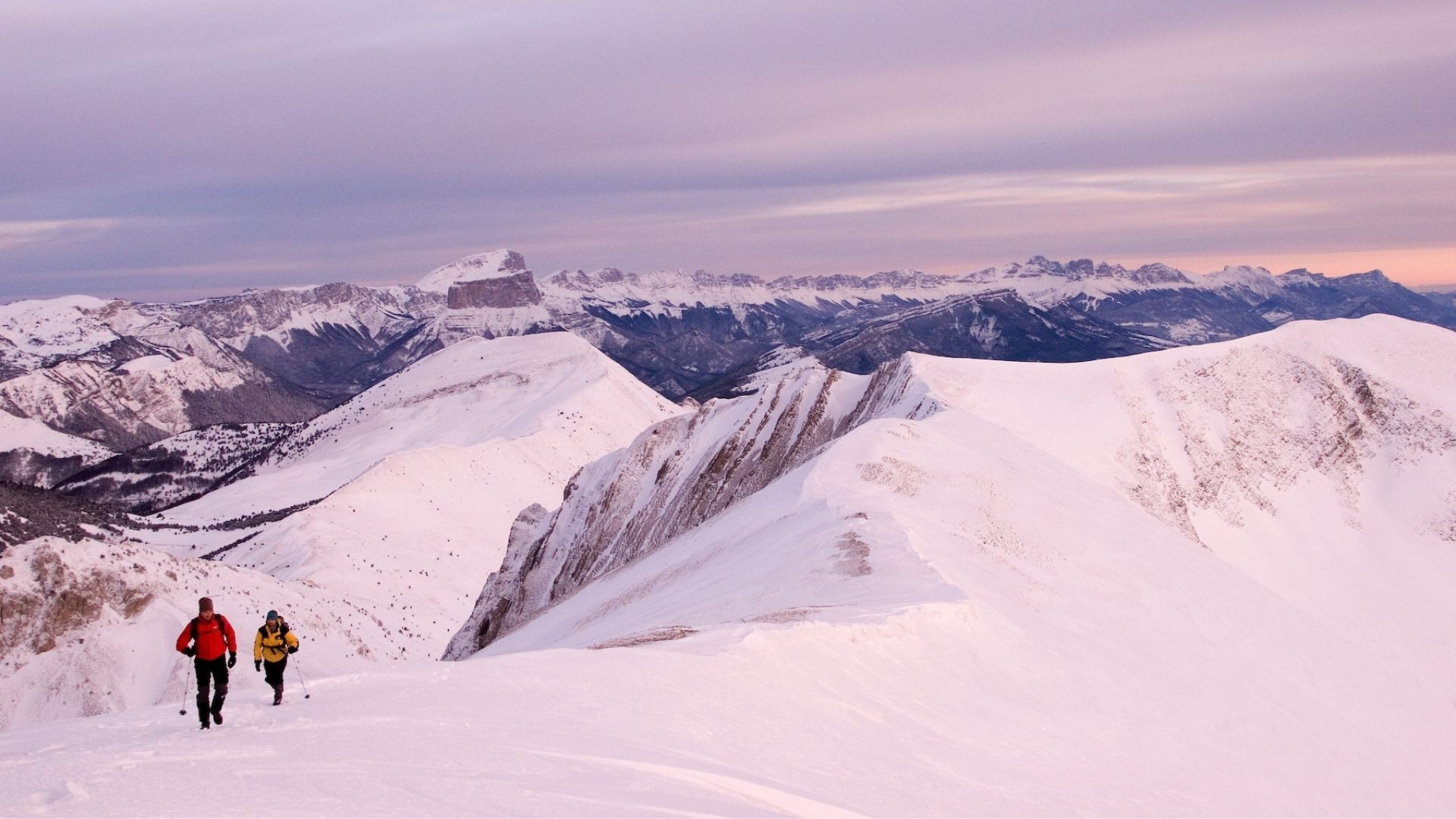 Randonneurs hivernaux au coucher du soleil vers le mont Aiguille - Vercors - France