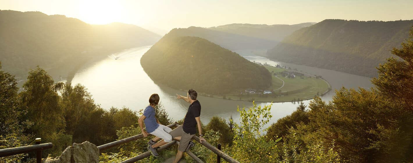 Couple admiring the Danube loop - Schlögen - Austria
