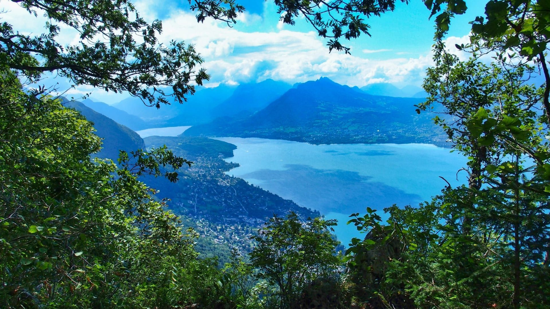 Vue sur le lac d'Annecy depuis les Aravis - Alpes - France