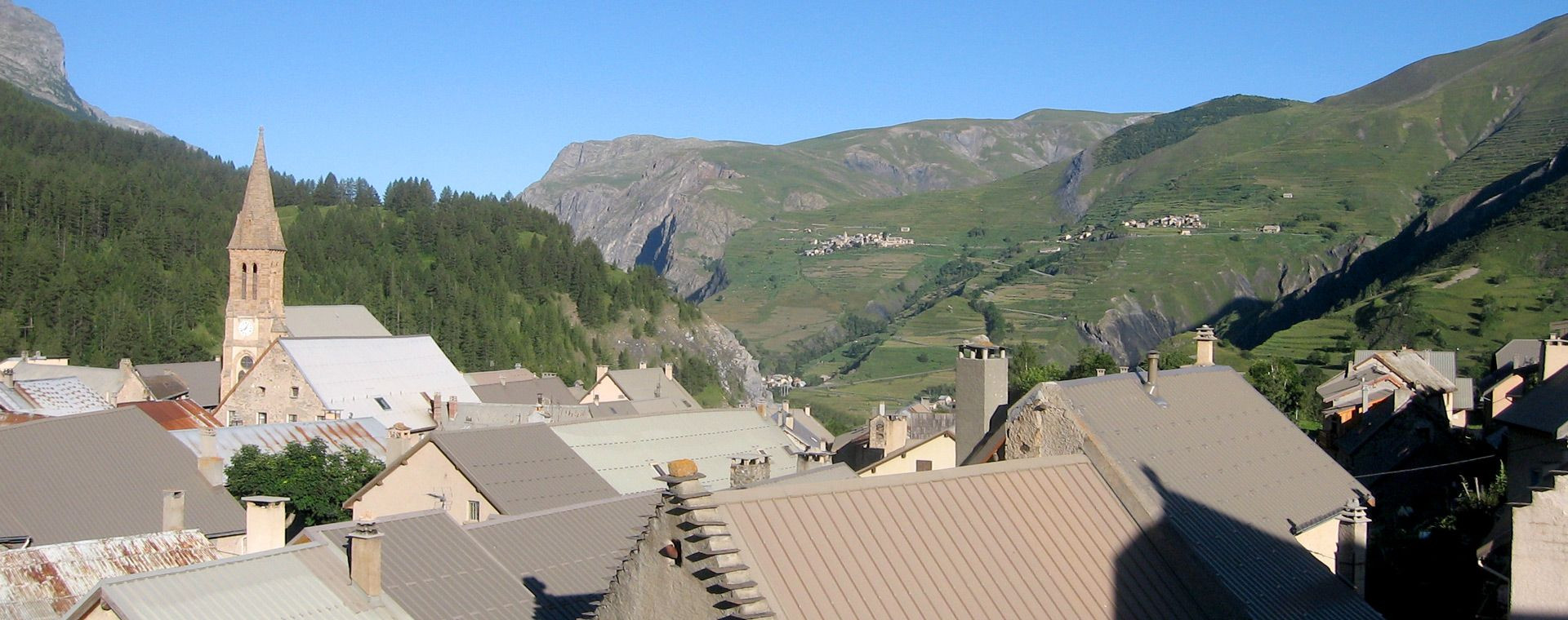Toits et clocher du village de Villar-d'Arène - Oisans - Hautes-Alpes, France