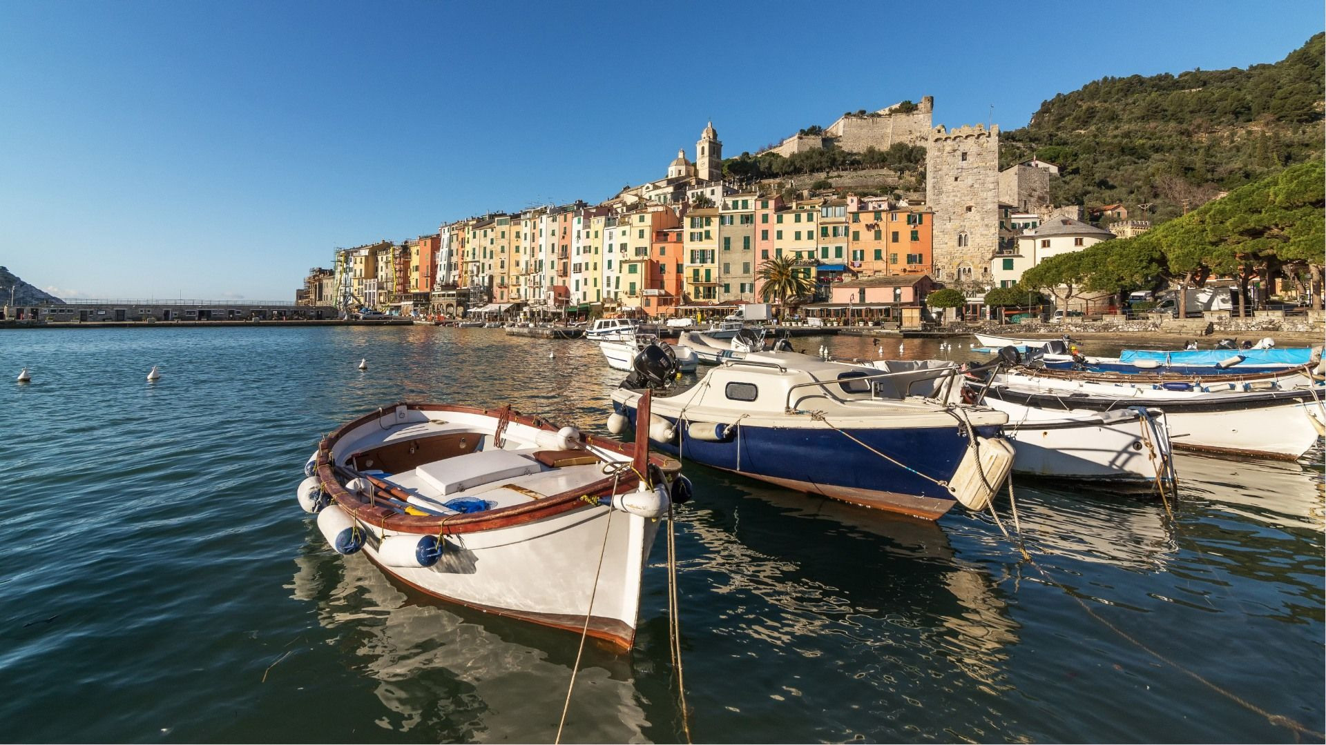 Maisons du front de mer et château de Portovenere - Ligurie - Italie