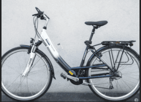 Women's frame, 28-inch wheel and 21 gears, or 26-inch wheel and 24 gears for riders under 1.60 m; no coaster brake